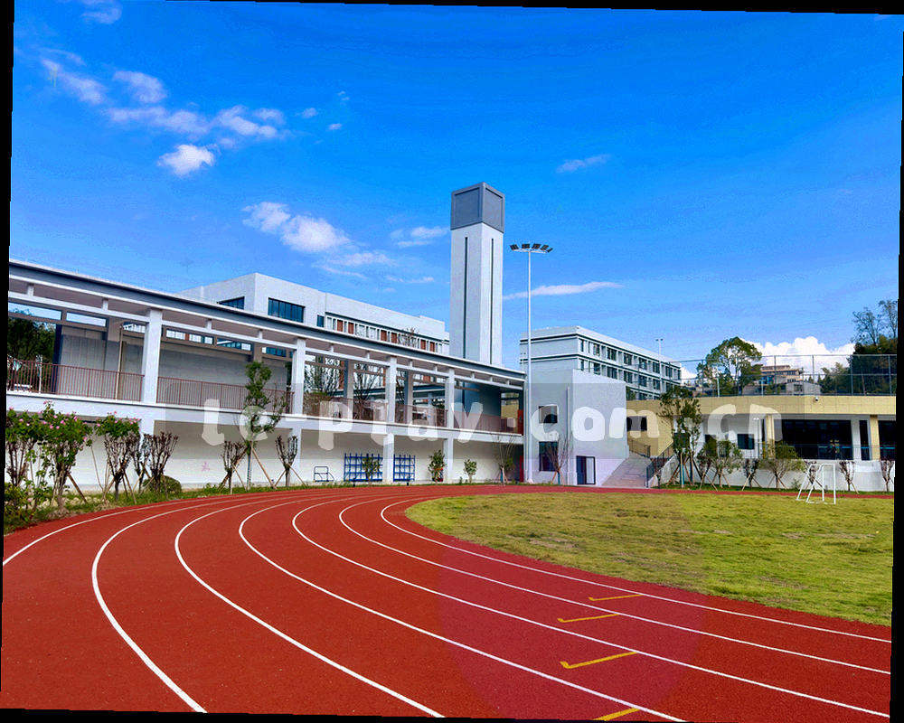 邮件撰写界面局部，旁边放着打印出来的页面截图和记录设备型号的便签